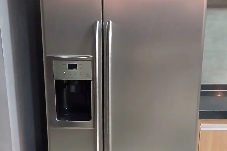 Geladeira side by side na cozinha de um cliente