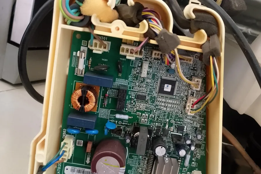 Placa eletrônica de geladeira aberta para teste