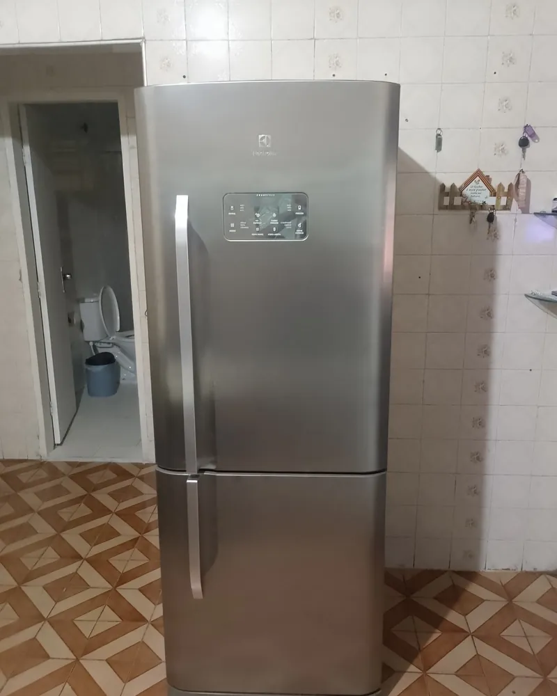 Geladeira inverse de inox na cozinha de um cliente
