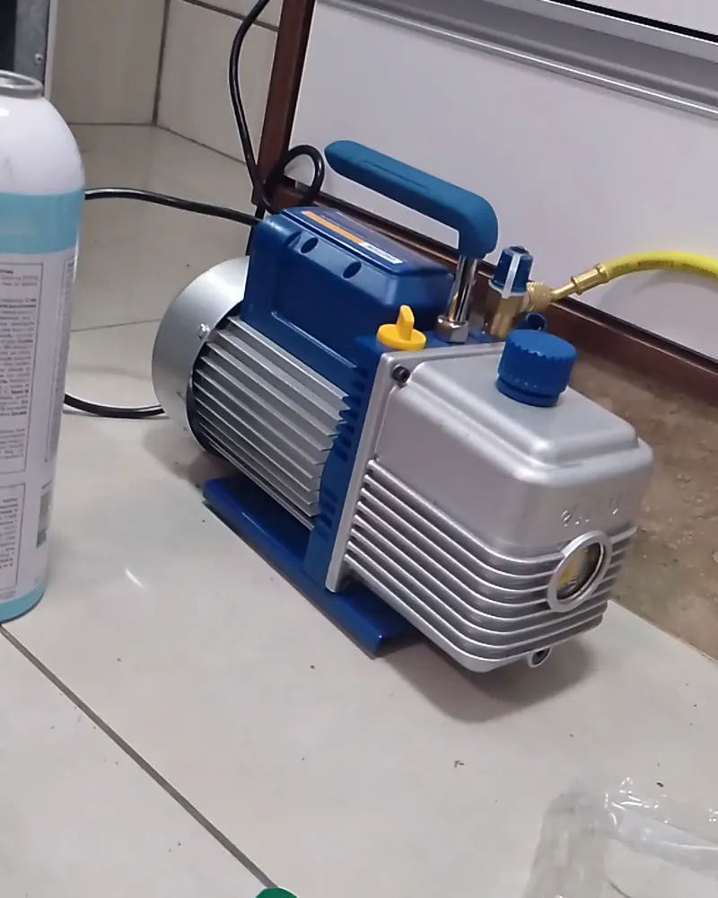 Bomba de vácuo ligada ao sistema da geladeira